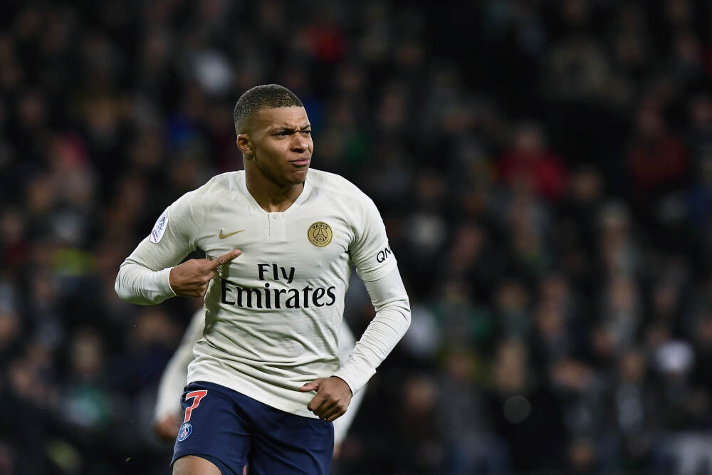 上海复旦聘任郑荻凡为证券事务代表